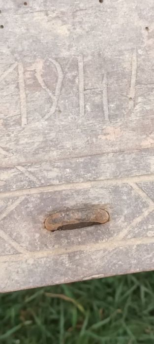 Lada veche din lemn, datata 1944