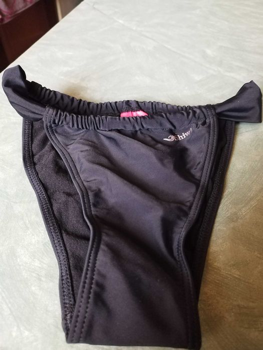 Slip baie negru, care se poate strange de la: Sihwi. Marimea: EUR: 34!