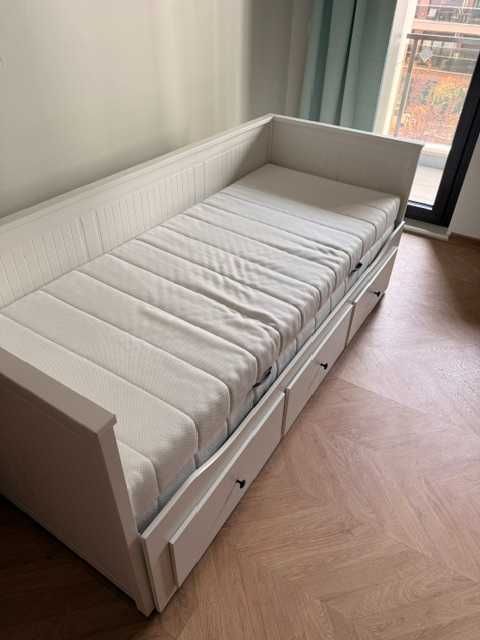 Единично комфортно легло с шкафове