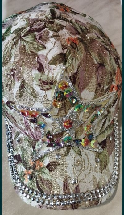 Актуална дамска шапка!