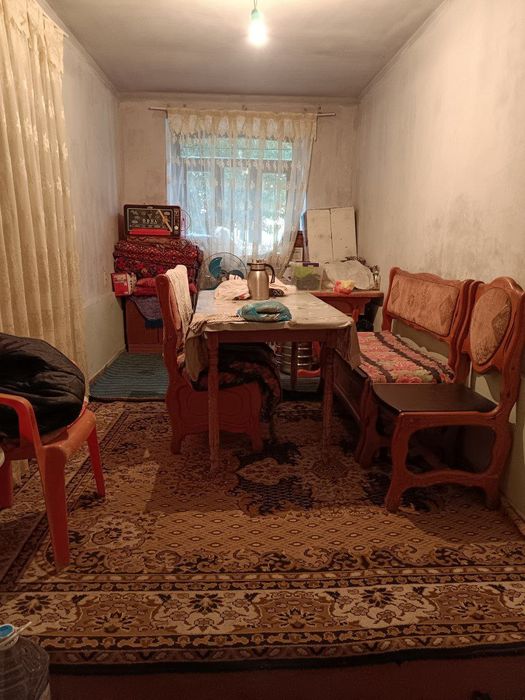 Sergili uzumzor mahallada  uchaska sotiladi.