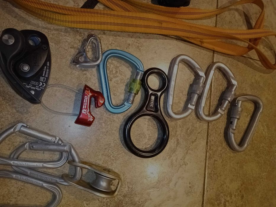 Vând echipamente de munte și ape