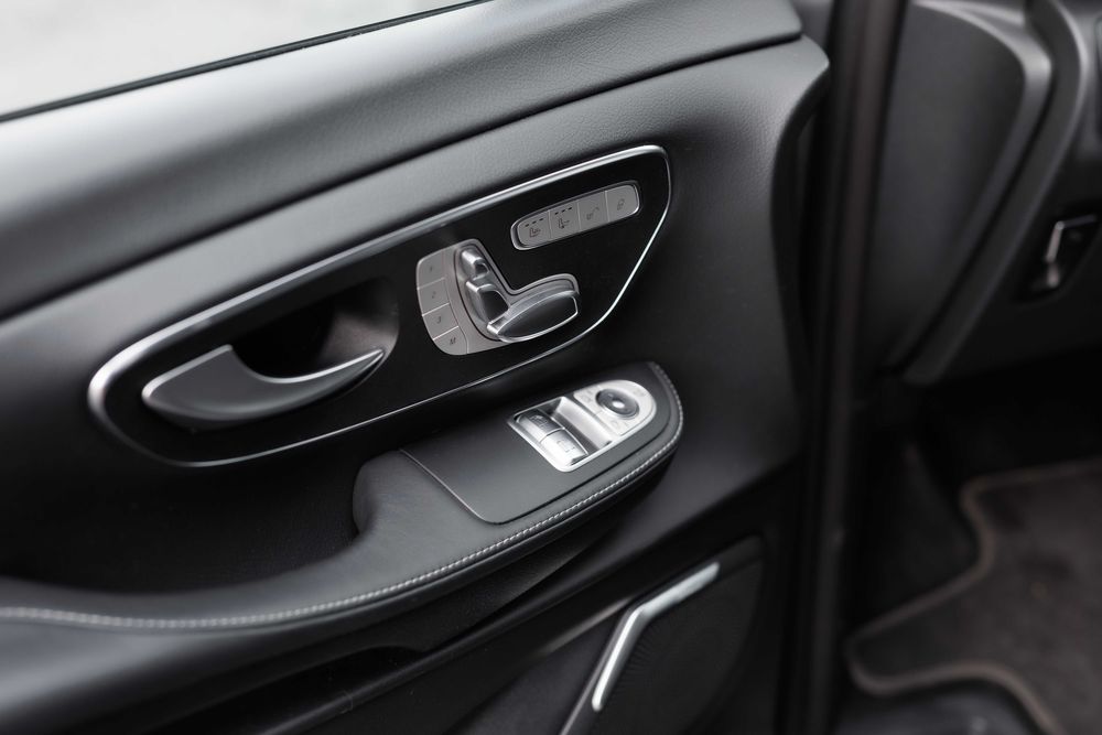 Închiriere microbuz exclusiv Mercedes V Class 2022 automat cu 7 locuri