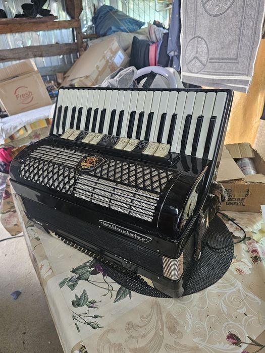 Vând acordeon weltmeister