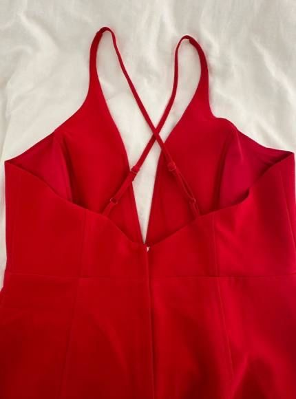 Красное платье с вырезом