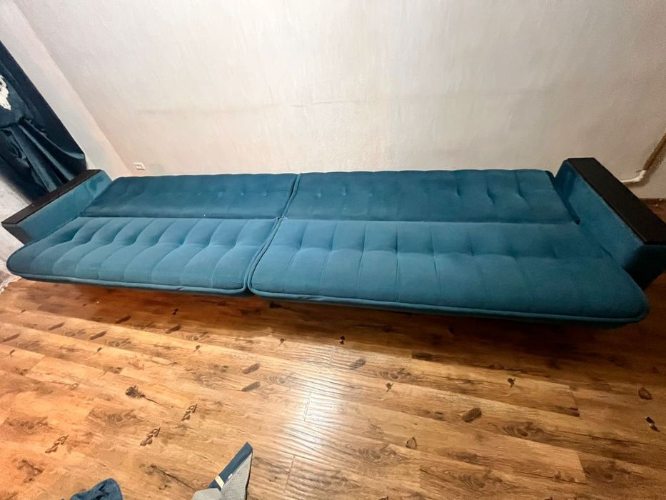 Яркий уютный диван