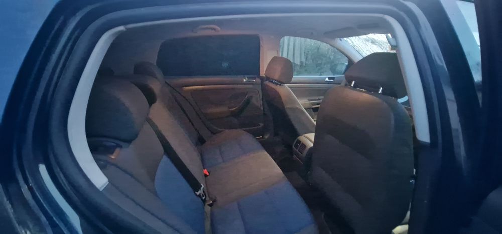 Vând Volkswagen Golf 5 1.6 mpi