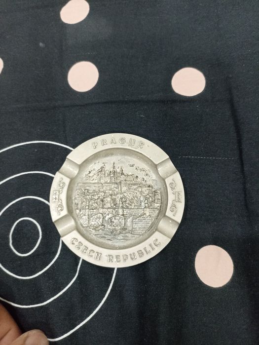 Продам пепельцу металл Прага
