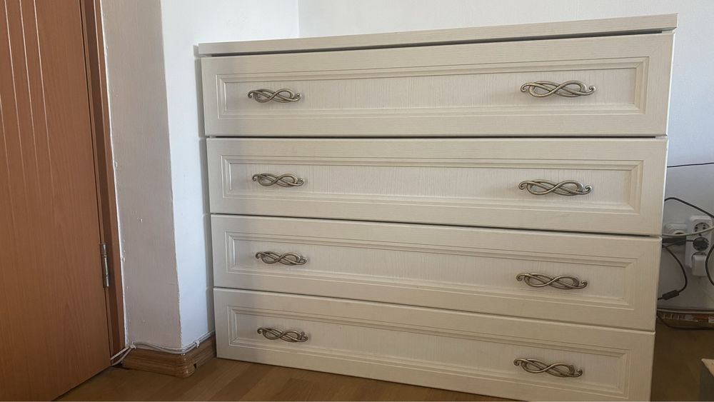 Vand Comoda alba CALITATE SUPERIOARA Italia