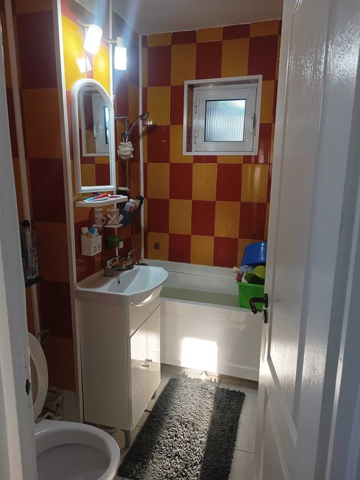 Inchiriez apartament 2 camere semidecomandate