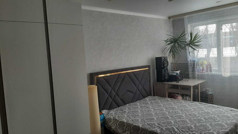 продам трехкомнатную квартиру, район Уют