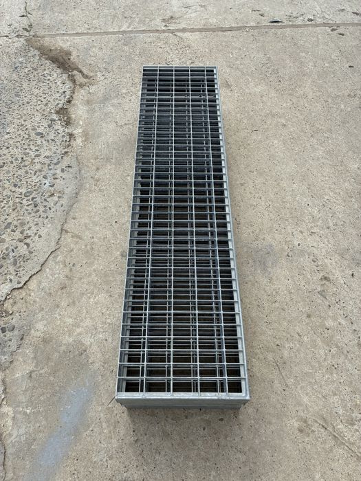 Trepte zincate metalice pentru scari metalice