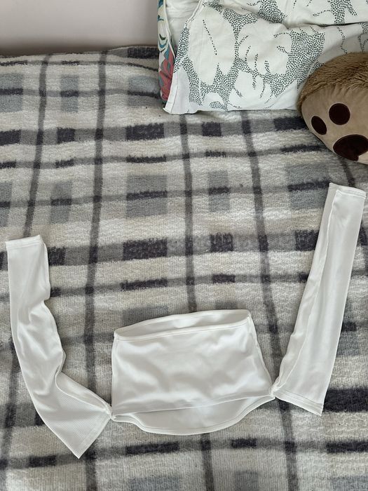 Дамска бяла блуза с дълги ръкави и голо рамо