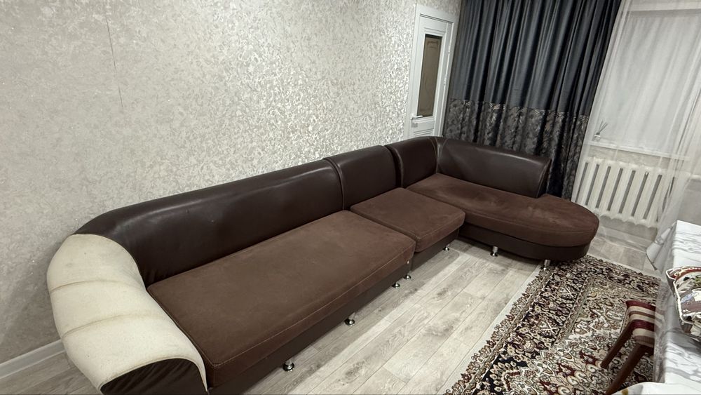 Диван 4 м в длину и после угла 2 м