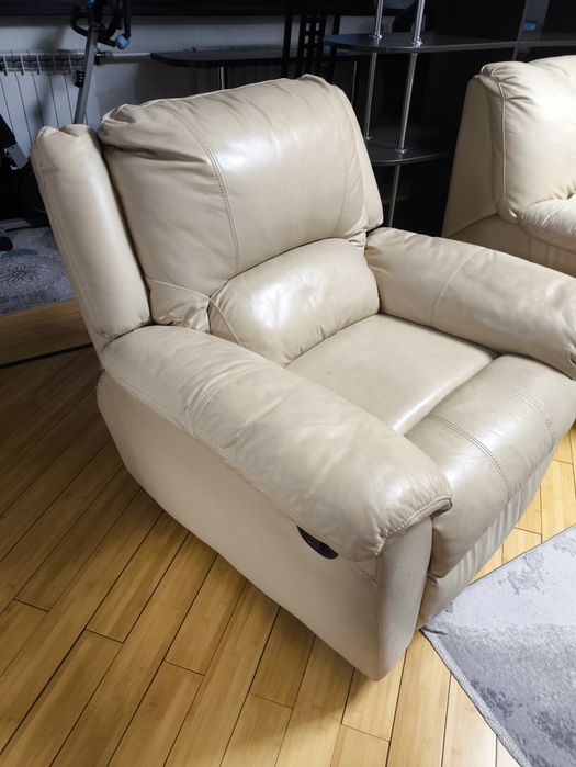 Кожаный диван и кресло