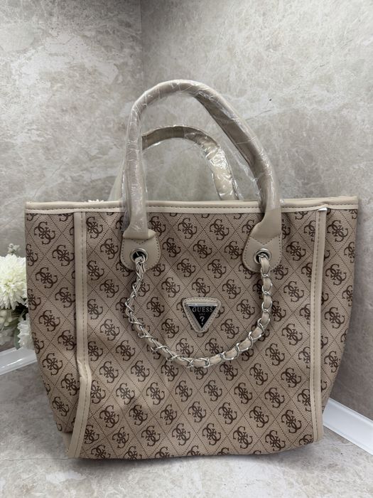 Дамска чанта на Guess