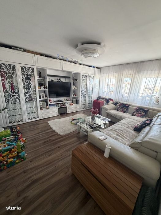 Apartament de vanzare 3 camere, 77 mp, zona liceului Economic — fotografia 1