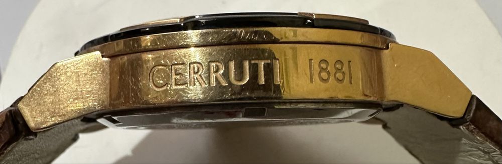 Наручные часы бренда Cerruti