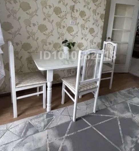 Продам стол и четыре стула.