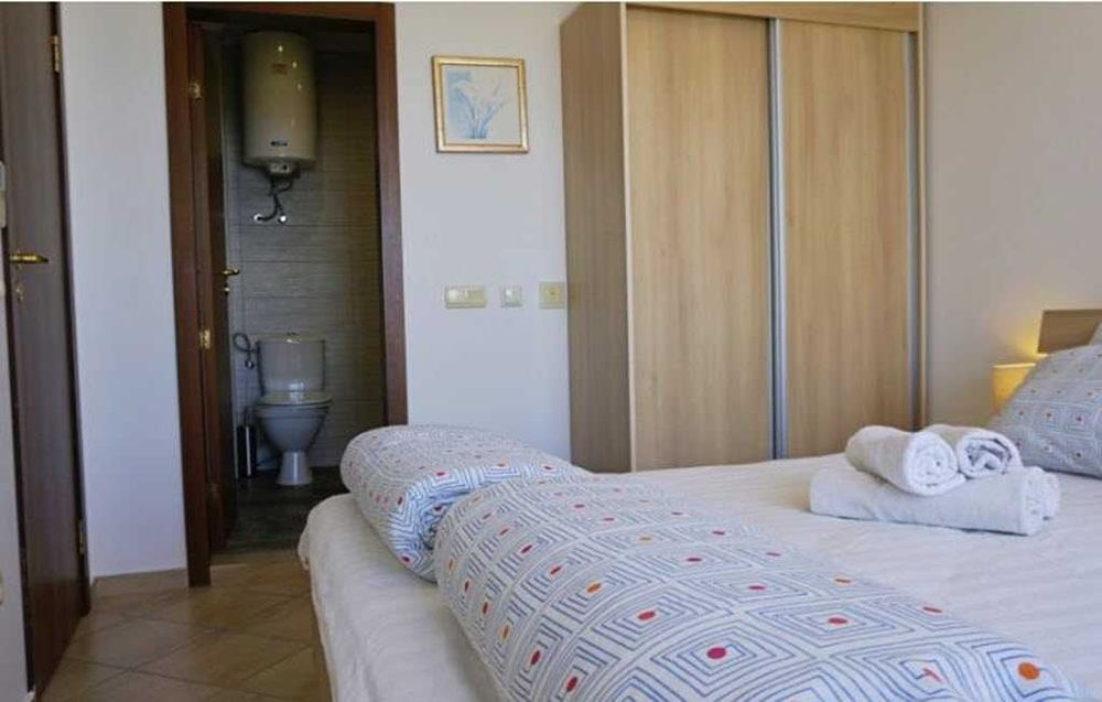 Тристаен апартамент в затворен комплекс в Бяла