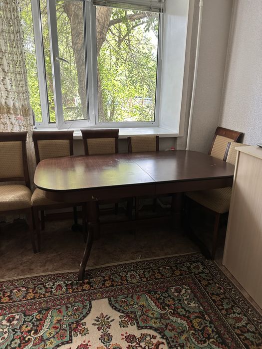 Продаю деревянный стол со стульями