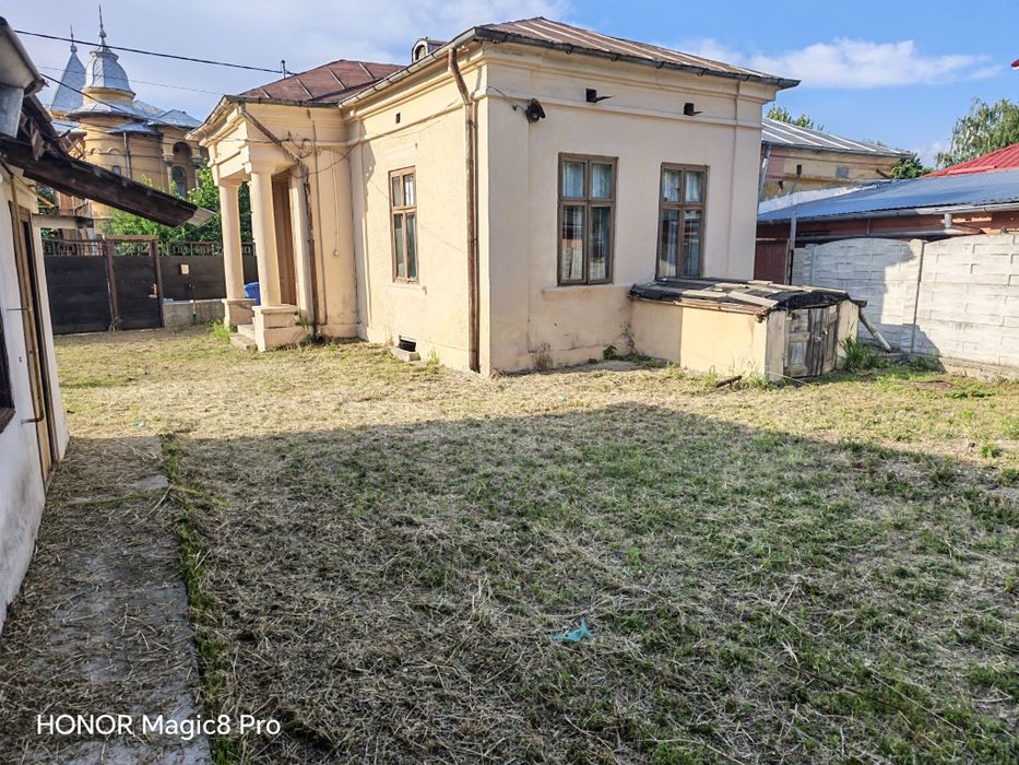 De vanzare (de inchiriat) , in zona centrala, casa cu curte de 1100mp