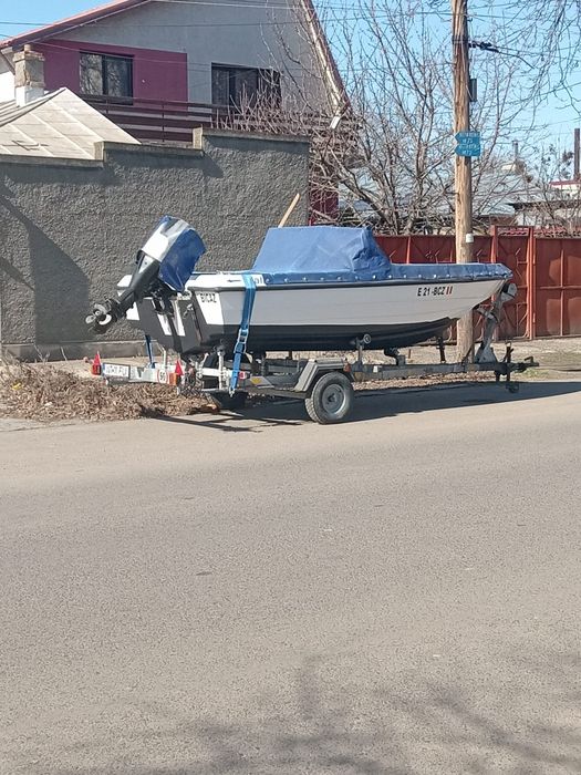 Vând barcă Malibu