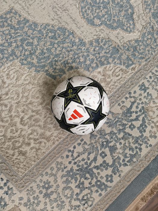 Футбольный мяч Adidas Champions League Pro