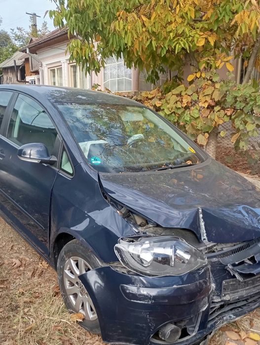 Vând golf 5 plus avariat