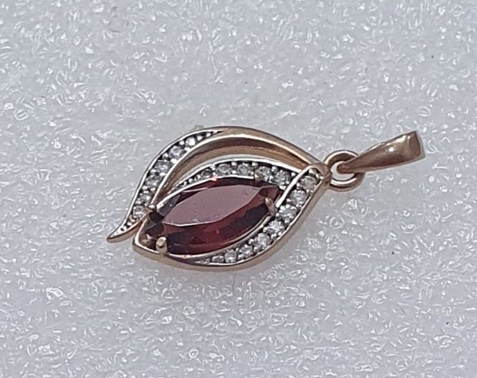 Красивый   кулон  гранат.