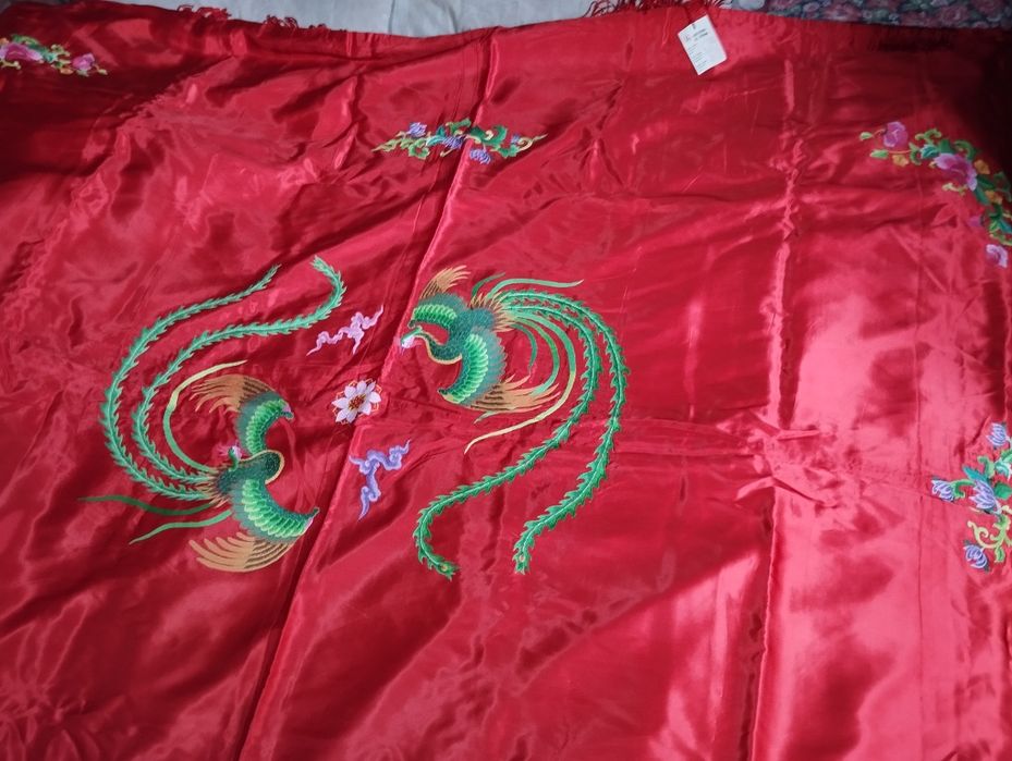 Продается комплект -атласное покрывало,наволочки