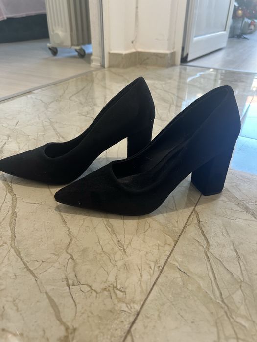 Черни велурени обувки на ток