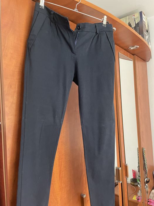 Pantaloni albastru inchis