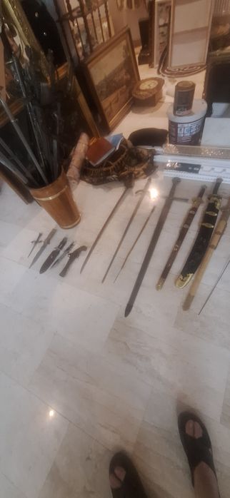 Antichități  ceasuri de pendule ,tablouri pe pînză  şi myulte alte obecte frumoase mzrită văzute