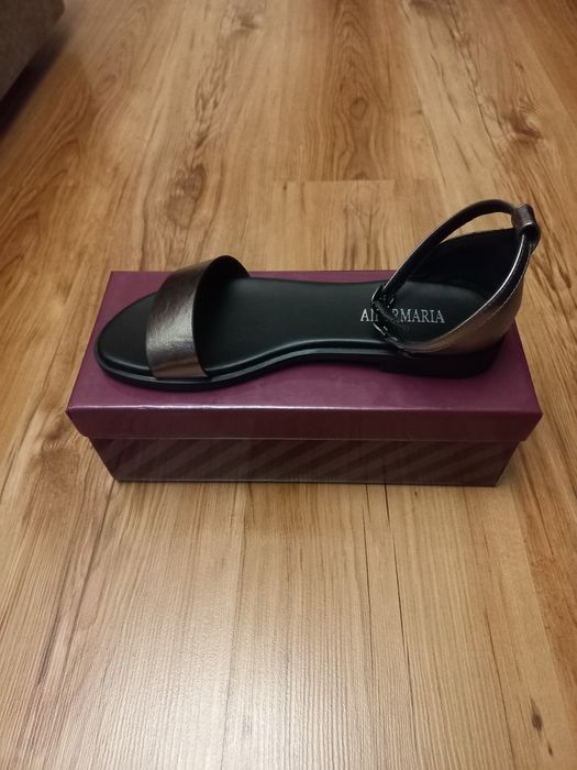 Продам новые сандалии