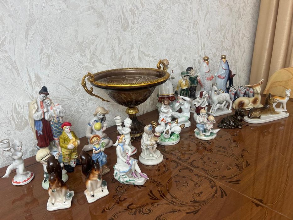 Наборы «Рыба с мальками», штоф и рюмки, фарфоровые статуэтки