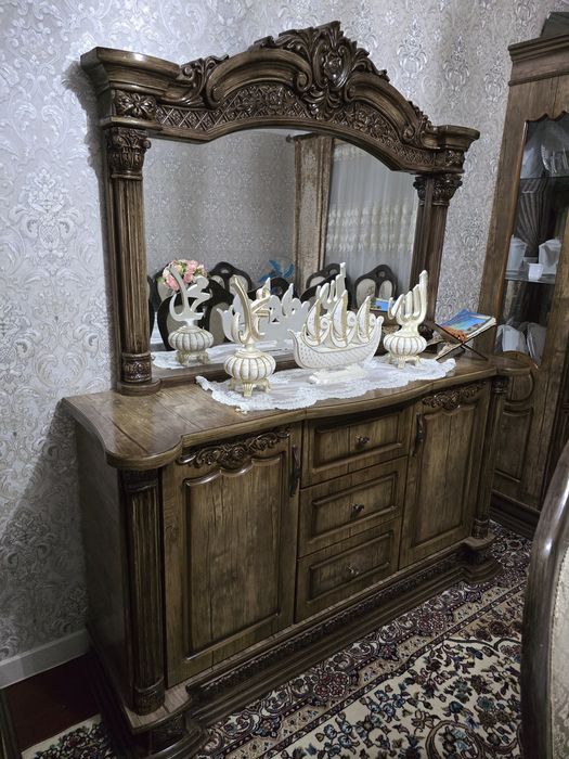 Срочно продам гостиный пенал и комод в комплекте.