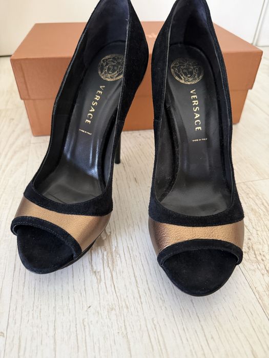 Черни велурени обувки на висок ток Versace със златни акценти-37номер
