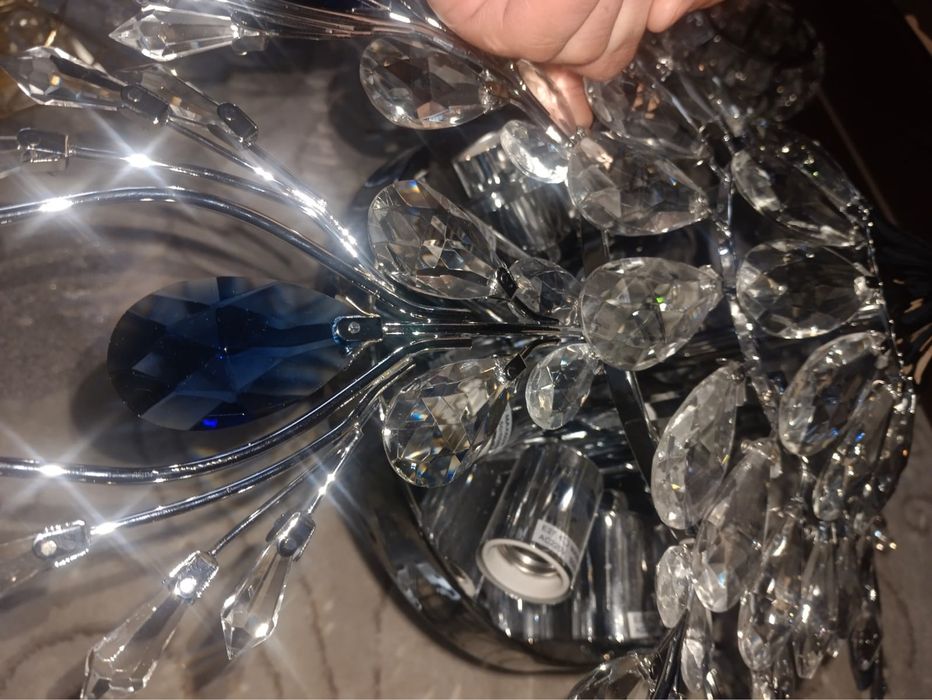 Продам люстры новые.