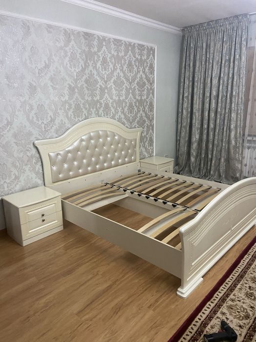 Кровать с 2 тумбочками в спальную комнату