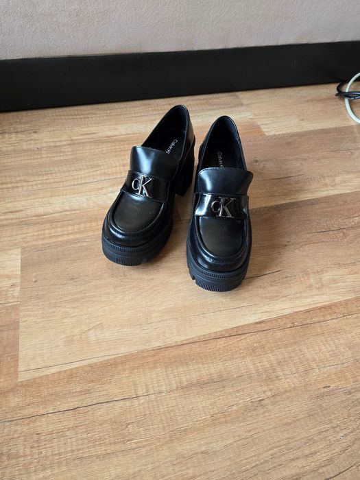 Кожени обувки с дебел ток Calvin Klein Jeans CHUNKY HEELED LOAFER MG MTR в черно