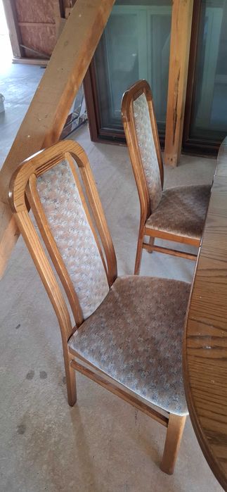 Masa  cu  sapte scaune