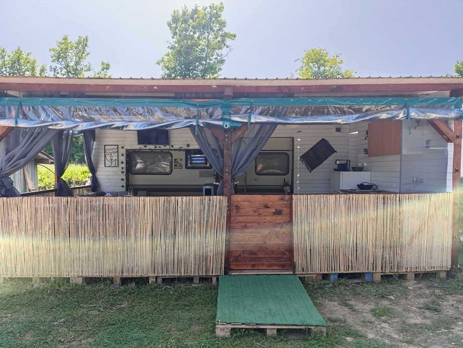 2бр. Каравани позиционирани