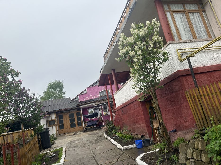 Vand doua case Petrila sau schimb