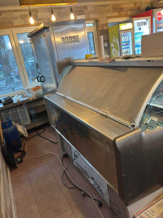 Продава се голяма витрина