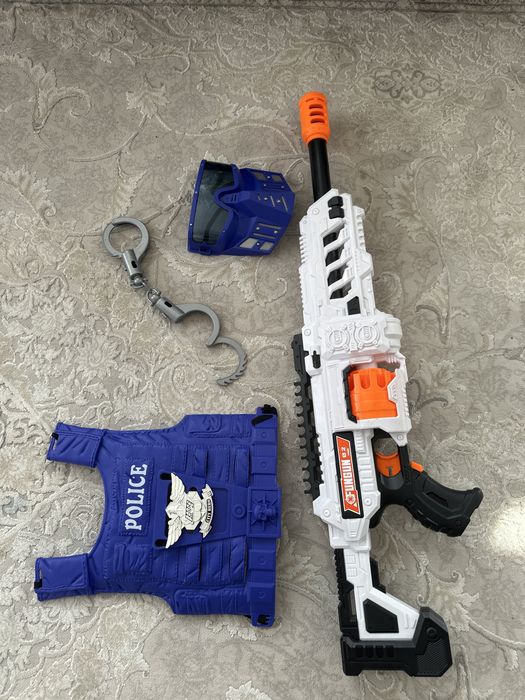 игрушки : полицейский набор , игрушечный пистолет (без пулек) Б/У