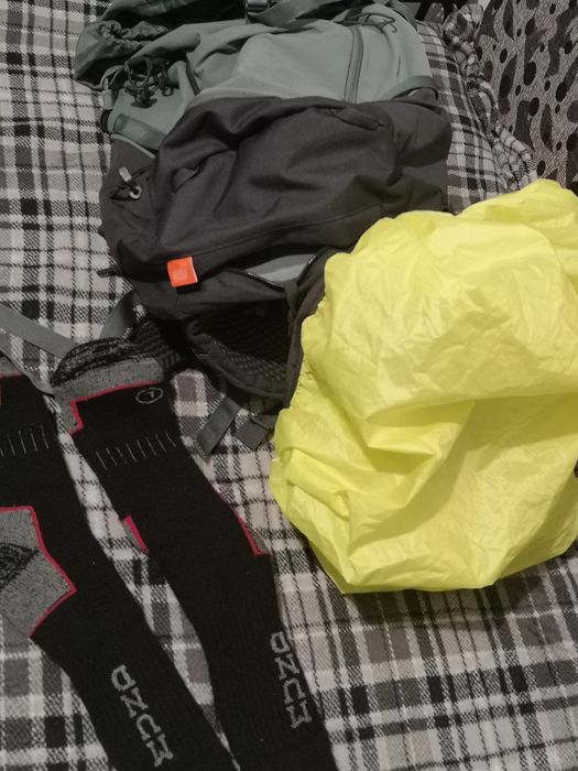 Rucsac Drumeție 30 lt by Decathlon & Șosete Drumeție Mund