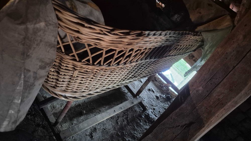 Стара плетена бебешка кошара, кош