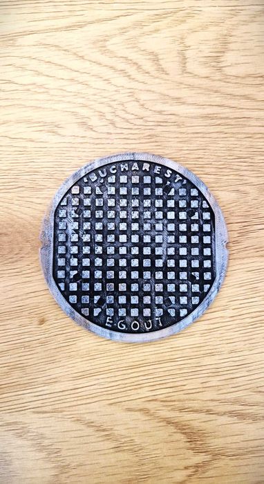 Set de 4 suporturi pentru pahare în formă de capace de canalizare imprimate 3D | Decor urban pentru bar și măsuță de cafea