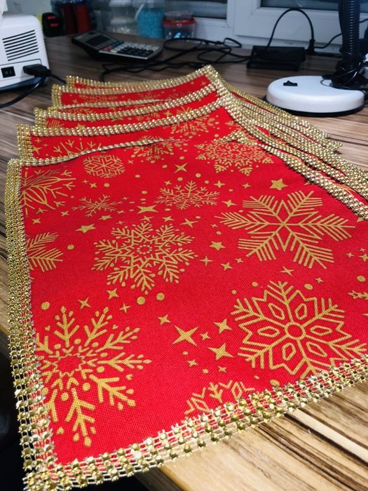 Салфетки, подтарельники продам.